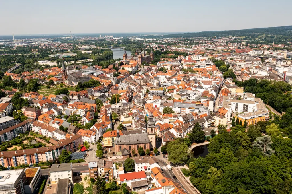 Blick über die Aschaffenburger Innenstadt und das Schloss Johannisburg
