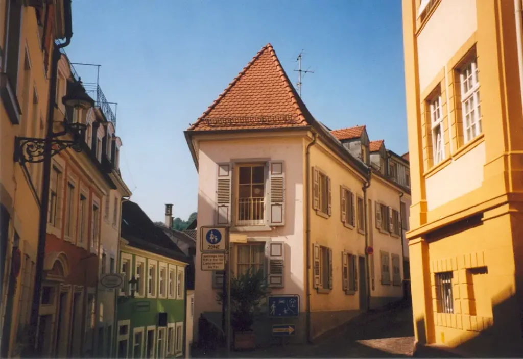 Gasse mit historischen Häusern in der Altstadt von Baden-Baden
