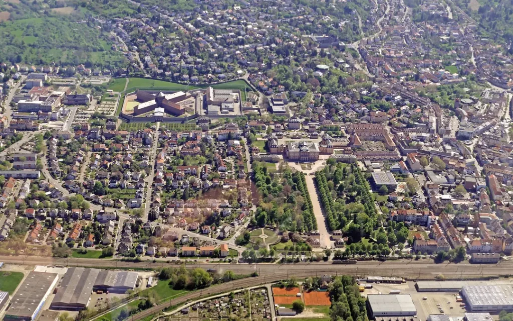 Luftaufnahme der Bruchsaler Innenstadt mit Schlossanlage