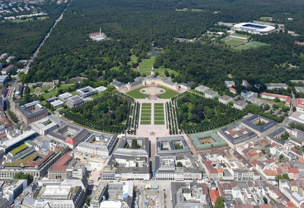 Luftaufnahme des Karlsruher Schlosses und Schlossgartens
