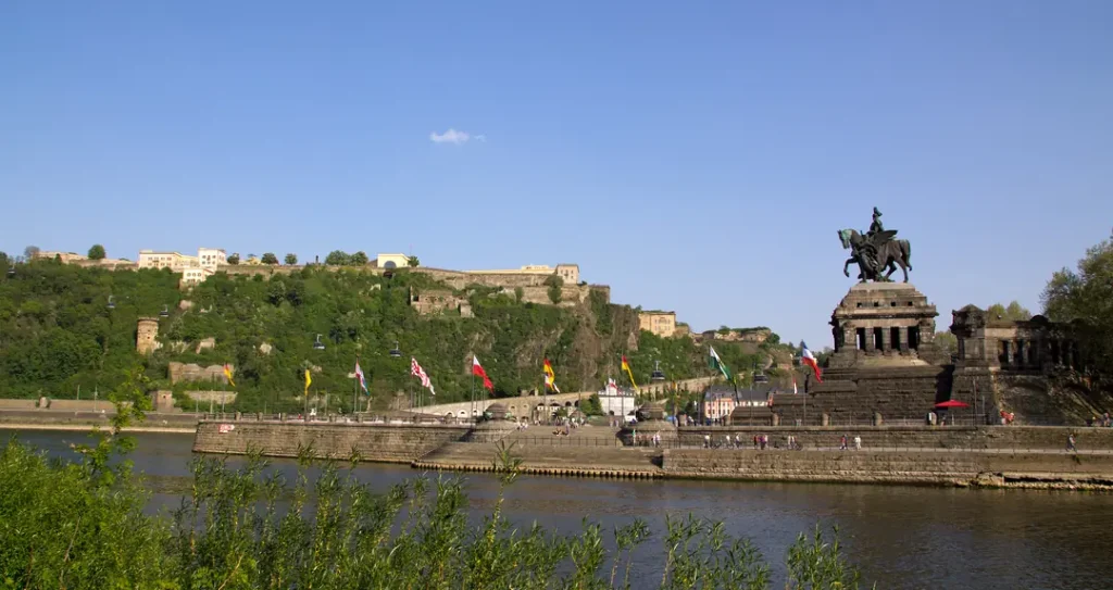 Deutsches Eck in Koblenz mit Rhein und Festung Ehrenbreitstein im Hintergrund