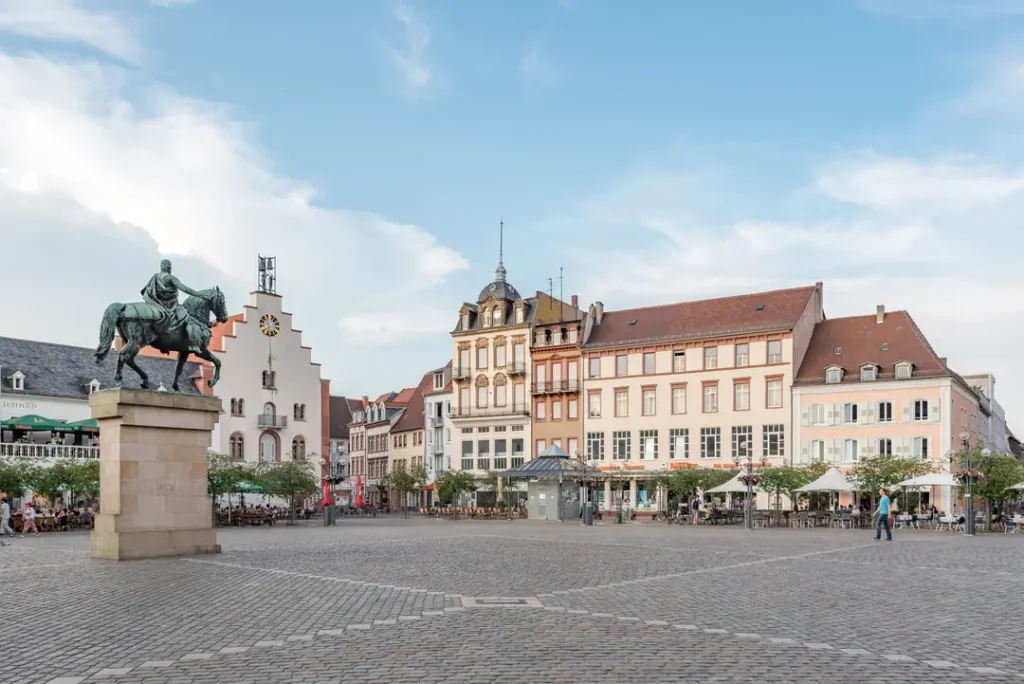 Historische Fassaden an der Ostseite des Rathausplatzes in Landau in der Pfalz