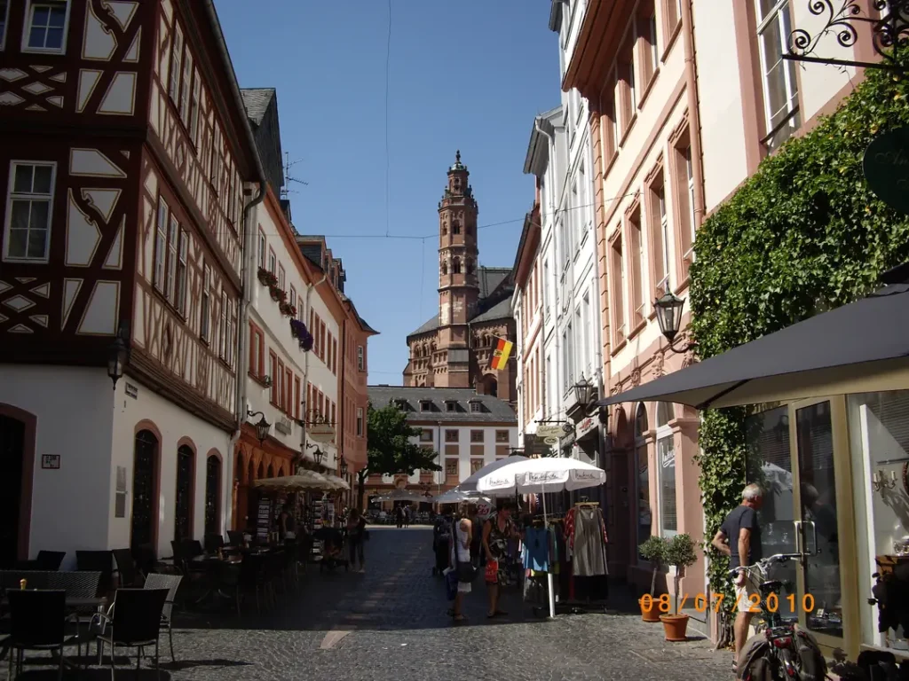 Blick vom Kirschgarten durch die Augustinerstraße auf den Mainzer Dom
