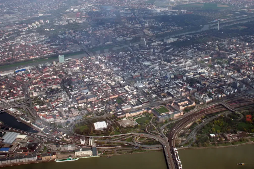 Luftaufnahme der Mannheimer Innenstadt am Rhein und Neckar