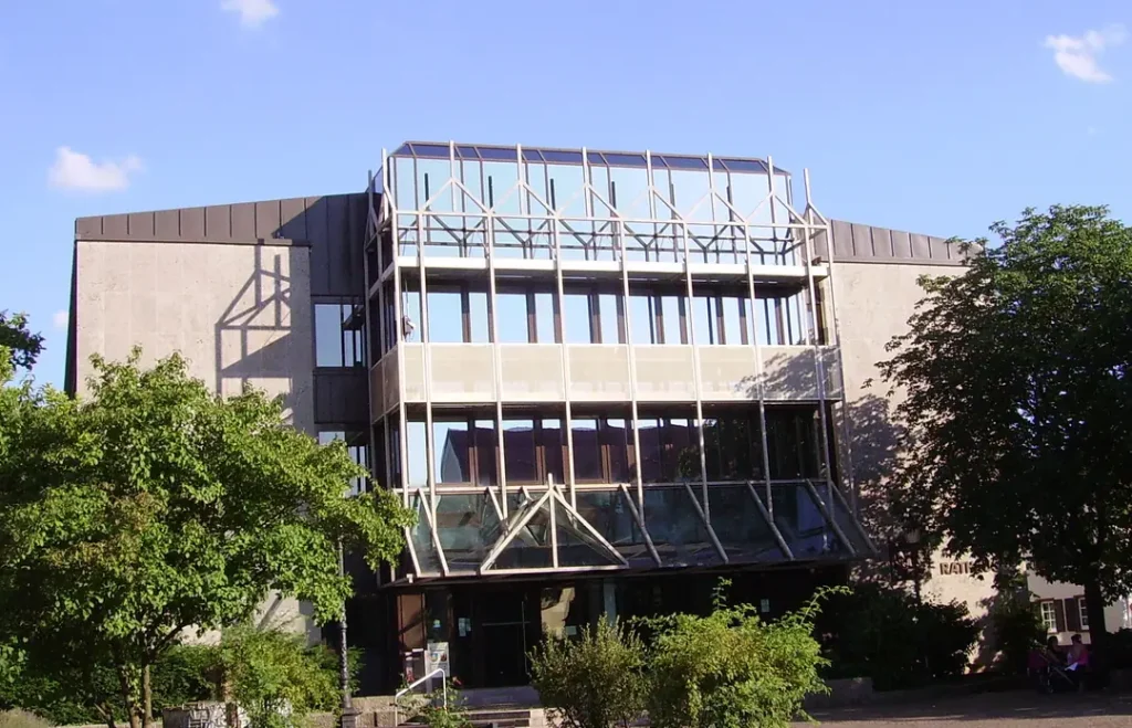 Neues Rathaus von Schifferstadt mit Bäumen im Vordergrund