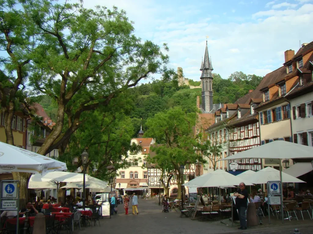 Marktplatz von Weinheim mit Burg Windeck im Hintergrund
