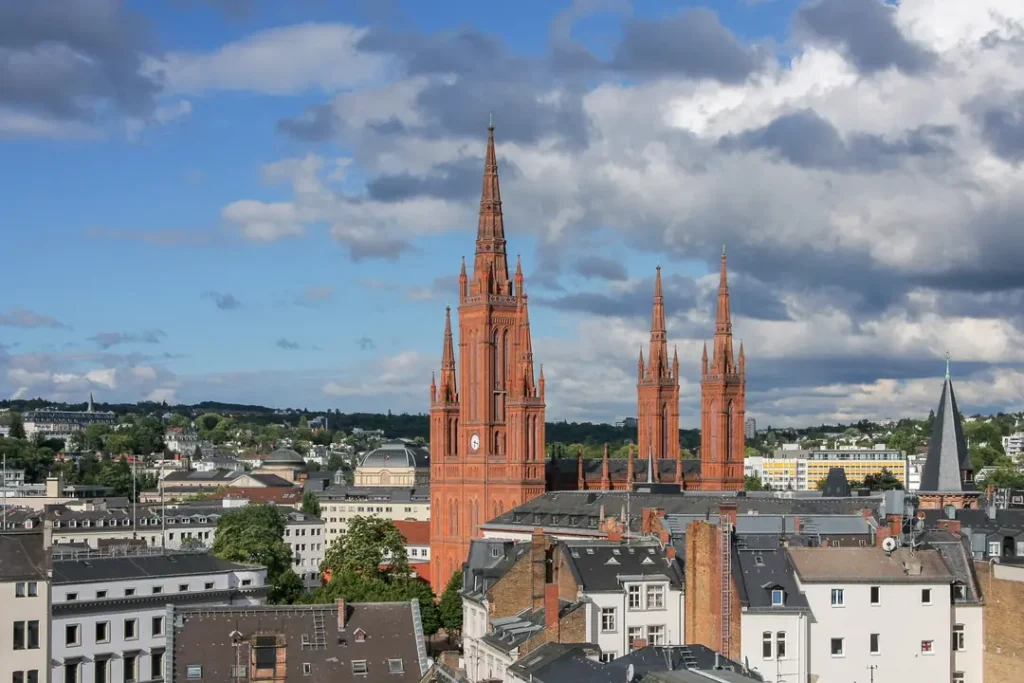 Wiesbadener Innenstadt mit Marktkirche und Neuem Rathaus